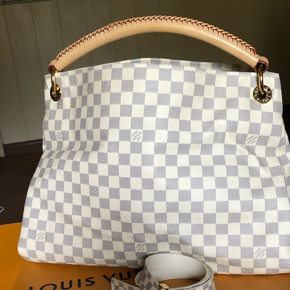 Authentic Louis Vuitton Artsy MM Handbag.